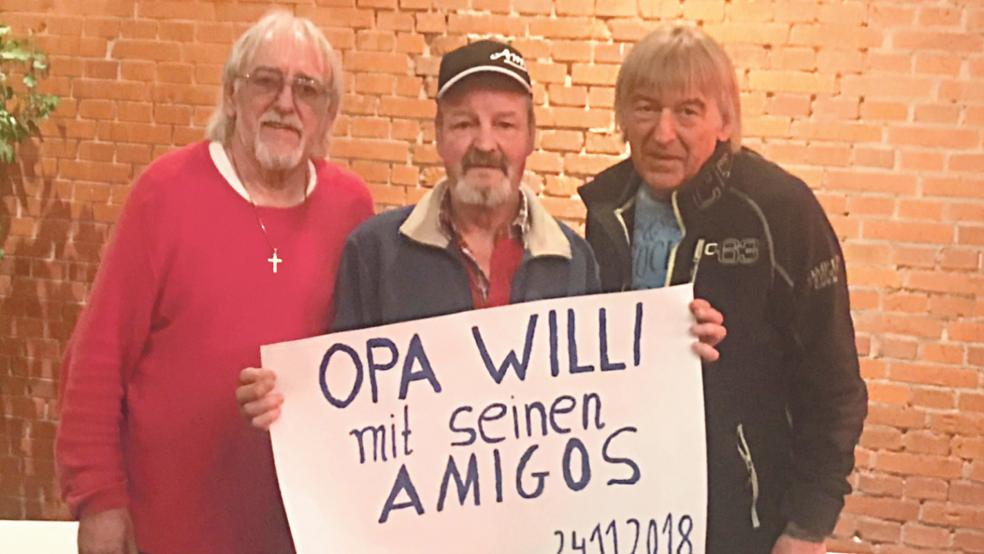 Erste Begegnung mit seinen Idolen: Wilhelm »Willi« Müller mit den Brüdern Bernd (links) und Karl-Heinz Ulrich, besser bekannt als »Die Amigos«.  © Foto: privat