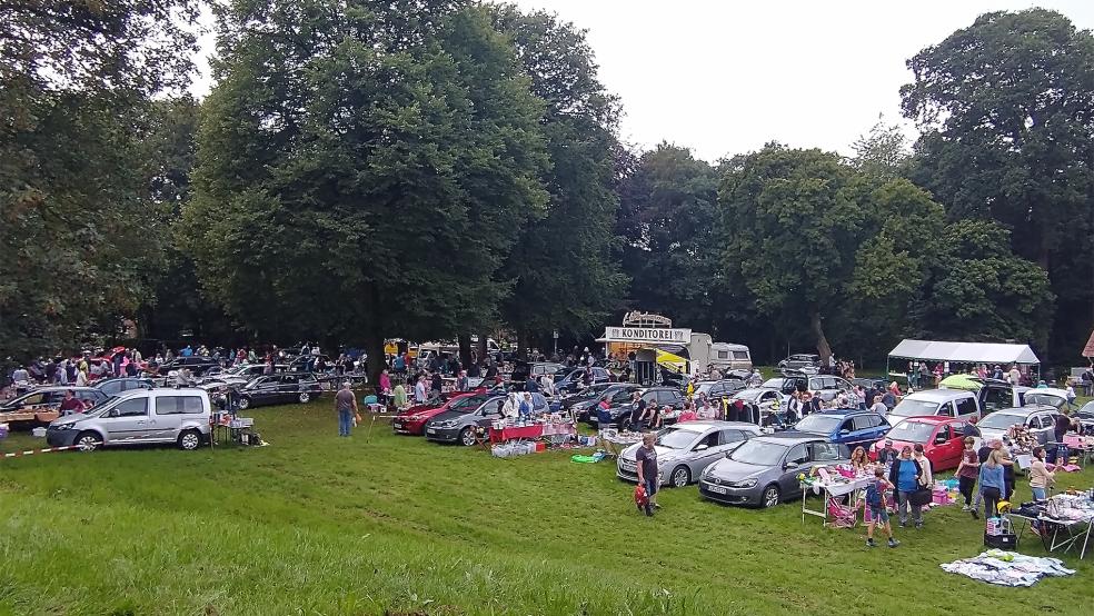 Der Flohmarkt auf der Festwiese im Stapelmoorer Park war in diesem Jahr wieder gut besucht.  © Foto: Dorfverein