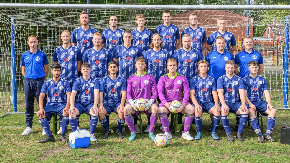 Die 1. Herren der Sportfreunde Möhlenwarf in der Saison 23/24. Obere Reihe von links: Gregor Kappernagel, Mirco Meints, Luka Holtkamp, Matthias Steenhardt, Jonas Krüger und Pascal Frey. Mittlere Reihe von links: Trainer Johann Lübbers, Gerd Siemens, Thorben Haken, Andre Voß, Benjamin Lüdemann, Ingo Striek, Betreuer Jens Kappernagel und Co-Trainer Sebastian Schmieder. Untere Reihe von links: Mohamed Sido, Marcel Jäschke, Hamsa Demir, Nico Schröter, Steffen Sinningen, Keno Sonnenberg, Dietmar Abbas, Luca Hartog. Es fehlen: Marcel Frey, Bahne Hilbrands, Lucas Sonnenberg, Sven Meinders, Co-Trainer Thomas Cassens und Co-Trainer Ingo Hilbrands. © Bruins