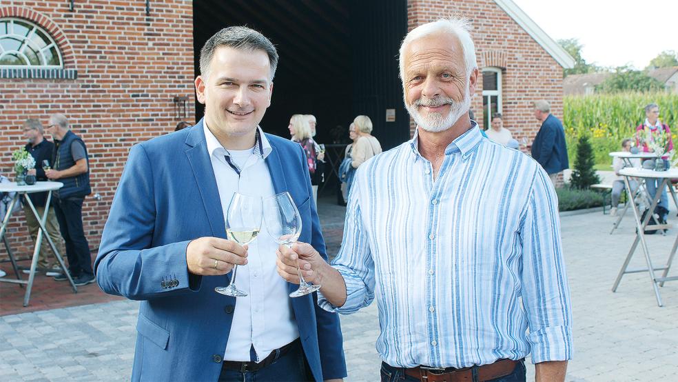 Prost! Bürgermeister Uwe Sap (links) und Helmuth Brümmer stoßen auf die Bunder Woche an. © Foto: Busemann