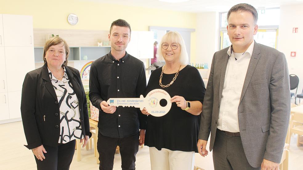 Stellvertretend für viele Beteiligte am neuen Kindergarten präsentieren Christine Müller von der zuständigen Planungsgesellschaft, Leiter Kai Hilbrands und Helma Timmer von der evangelischen Kirchengemeinde den symbolischen Schlüssel.  © Foto: Busemann