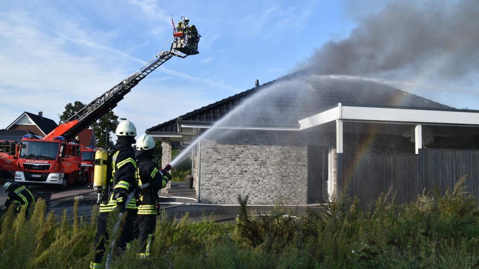 Die Feuerwehr war in Völlenerfehn bei einem Brand nach einer Explosion im Einsatz. © Ammermann