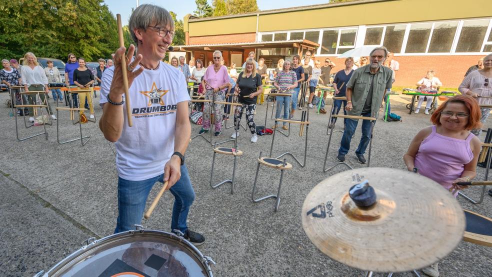 Rund 50 Menschen trommelten in Weener gemeinsam.  © Bruins