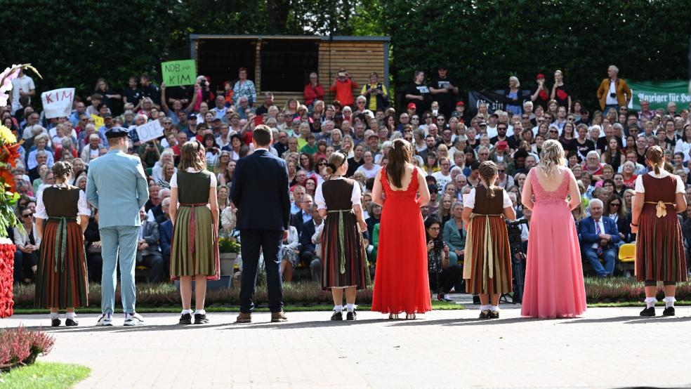 Die fünf Bewerberinnen und Bewerber stellen sich dem Publikum vor der Wahl der Blütenkönigin/des Blütenkönigs beim 71. Blütenfest vor. Bei dem traditionellen Blütenfest, einem der größten in Norddeutschland, wird jedes Jahr Anfang September eine neue Blütenkönigin gewählt.  © Penning/dpa