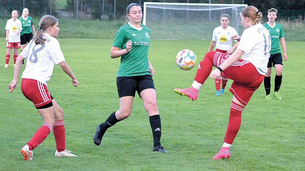 Emily Pruin (Leer 04/Bingum, grünes Trikot) machte gegen Aurichs U20 ein gutes Spiel.  © Foto: Ammermann