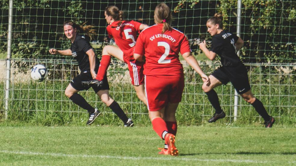 Neele Geyken (rechts) und Annika Reck (links) waren entscheidend daran beteiligt, dass Jemgum das Spiel in Leybucht noch drehte. © Foto: privat