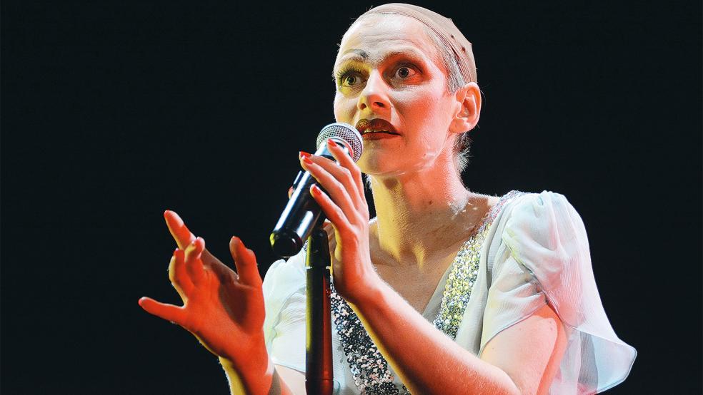 Als Solo-Darstellerin wird Caroline Wybranietz am 12. Oktober in Weener mit dem Landesbühnenstück »Zarah 47. Das totale Lied« zu erleben sein.  © Foto: Landesbühne