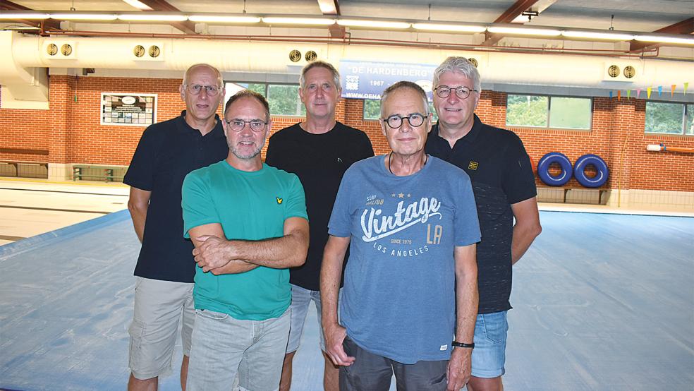 Zum Vorstand der Stiftung für den Sportkomplex Hardenberg gehören (von links): Bouwe Simens, Marcel Werkman, André Hateboer, Arie Erkelens und Jan Kolthoff, die sich über die DLRG und andere Gäste aus Deutschland freuen.  © Foto: Kuper