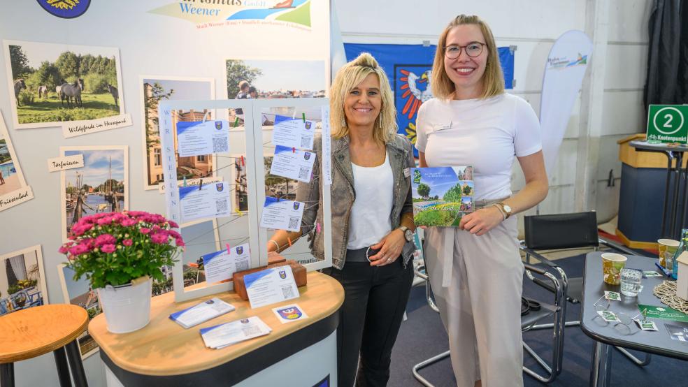 Hilde Willems (links) und Maren Baumann von der Stadt Weener warben für die grüne Stadt im Rheiderland. © Bruins