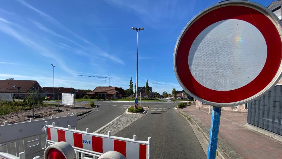 Baken am Kreisel Möhlenwarf. Noch "schlüpfen" vereinzelt Autofahrer hier durch. Doch das wird sich mit Beginn der Baumaßnahme ändern. © Hanken