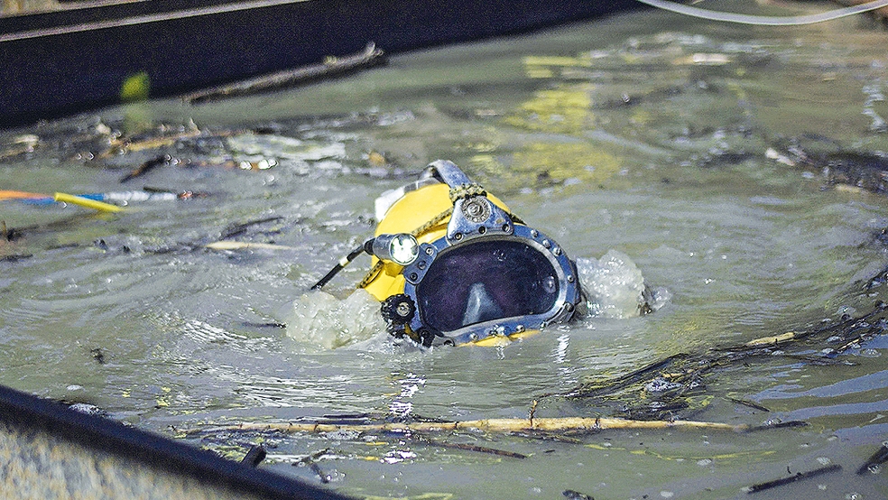 Bei den Unterwasser-Vorbereitungen für die künftigen Vorlandpfeiler waren auch Taucher im Einsatz.  © Foto: KIEKSTE Medienproduktion
