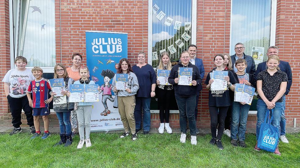 Die Absolventen des Julius Clubs durften sich über Präsente freuen, auch bekamen sie ihre Diplome. Auch die Leiterin der Mediothek Bunde, Joke Hoogendoorn, die Leiterin der Oberschule Bunde, Karin Wingbermühle , Bürgermeister Uwe Sap , Fachbereichsleiter Jörg Siemering und Ralf Haverkamp (von links) als Vertreter der VGH Emden waren bei der Verleihung dabei.  © Foto: Kolthoff