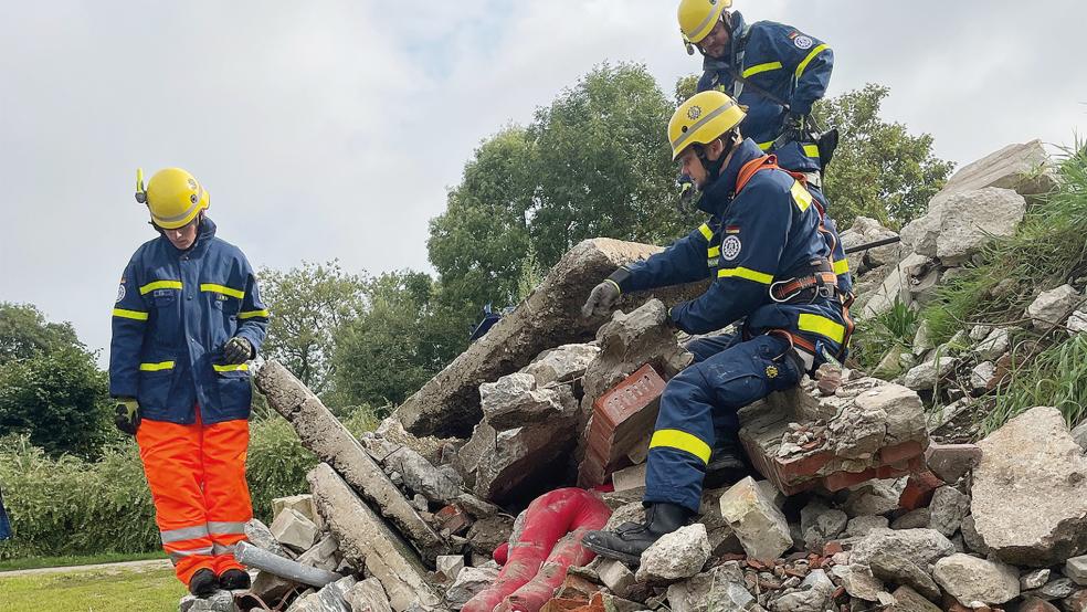 In diesem Trümmerfeld ging es nach einer angenommenen Explosion darum, zwei »Vermisste«, hier im Bild wird einer davon dargestellt durch eine Übungspuppe, mit schwerem Gerät zu bergen.  © Foto: THW