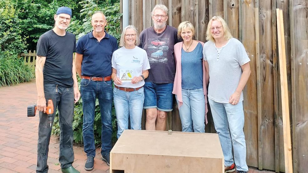 Der Nistkasten für Schleiereulen vor der Installation auf dem Dachboden des Heuhotels. Im Bild von links: Lutz Möhle (Nabu), Detlef Kolthoff, Agnes Ratering (Nabu), Edzard Busemann (Nabu) sowie Gudrun und Jelko Peters, die Eigentümer des Wiemannshofes.  © Foto: privat