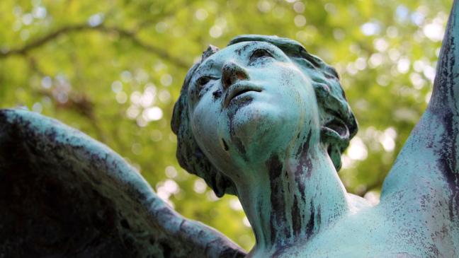 Grabstein umgedreht und beschädigt