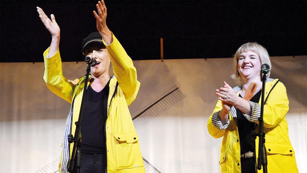 Die beiden Cousinen Annie Heger (links) und Insina Lüschen brillierten bei ihrem Auftritt im Rahmen der Bunder Woche mit einem bunten Strauß selbstgeschriebener Songs, klarer Systemkritik und pointiertem Slapstick.  © Foto: Ammermann