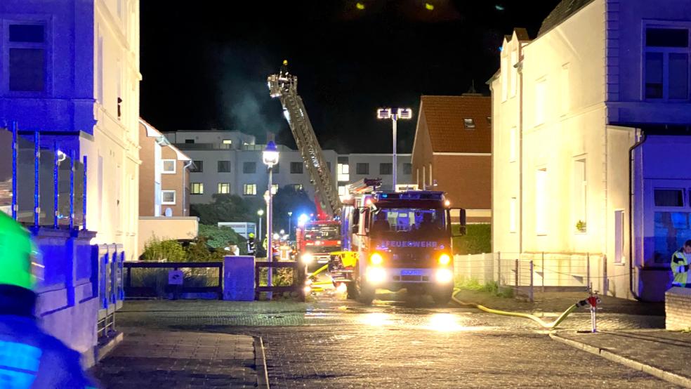 Bei einem Kellerbrand in Norden, hier ein Archivbild von einem ähnlichen Einsatz auf der Insel Norderney, war am 29. August ein Großaufgebot an Feuerwehr im Einsatz. © Feuerwehr