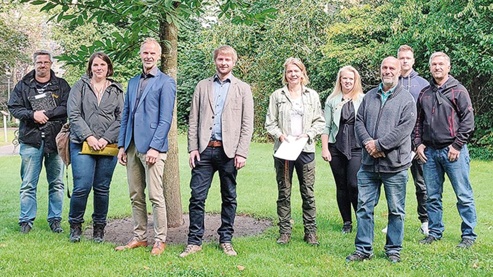 Erster Stadtrat Hermann Welp (Dritter von links) begrüßte die Kommission mit (von links) Joachim Steffen (Bauhof), Maria Bunger (Untere Naturschutzbehörde), Stefan Schmitz (stellvertretender Fachbereichsleiter), Bezirksförsterin Dorothea Kreinberg, Iris Battermann-Wagner (Bauamt), Ingo Dirks (Bauhof), Hendrik Gruis (Bauamt) und Bernd Feenders (CDU-Fraktion).  © Foto: Stadt Weener