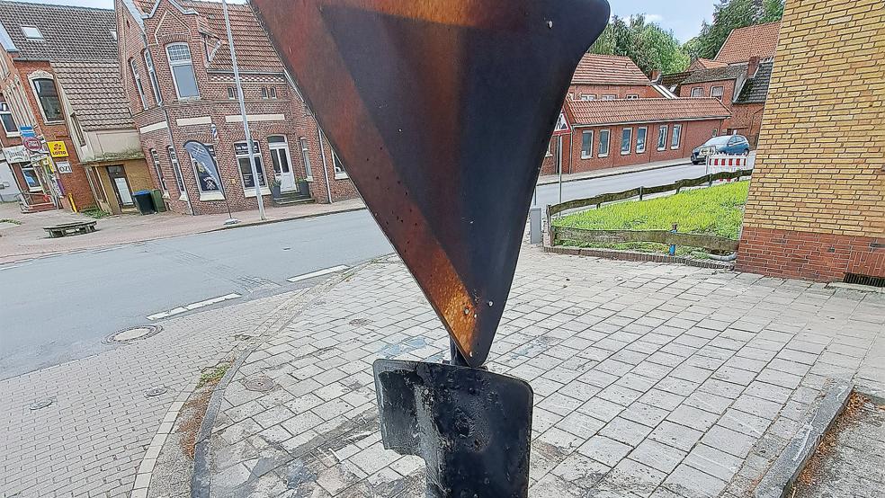 Dass sich eine enorme Hitze entwickelt hat, ist bis heute am Verkehrsschild und an den Pflastersteinen zu sehen.  © Foto: Szyska