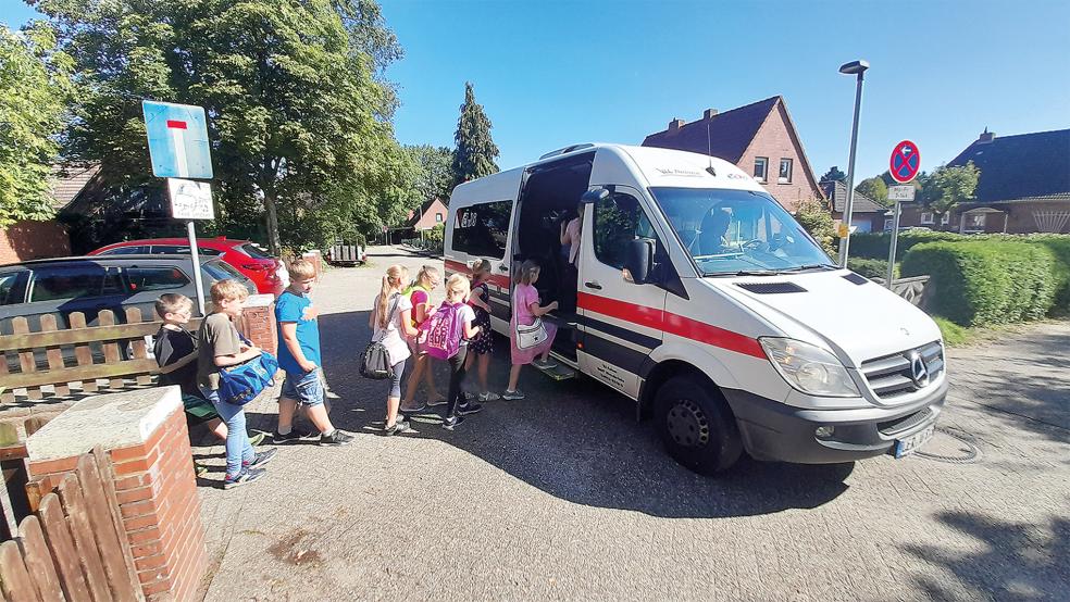 Der Bus verspätete sich, aber er fuhr. So kamen diese Grundschüler aus Möhlenwarf gestern doch noch zum Schwimmunterricht ins Freibad nach Weener.  © Foto: privat