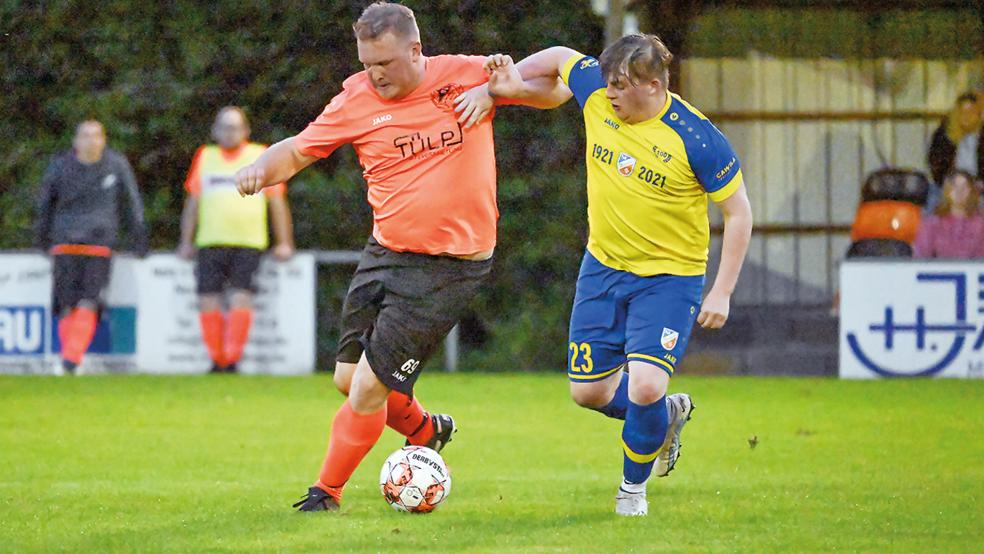 Marten Röskens vom SV Wymeer-Boen II (links, im Zweikampf gegen Weeners Wenko Maas) verabschiedete sich mit einem lupenreinen Hattrick innerhalb von drei Minuten aus seiner aktiven Laufbahn als Fußballer.  © Foto: Bruins