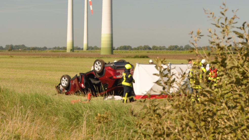 Zwei Menschen wurden bei dem Unfall eingeklemmt. Die Fahrerin erlag ihren schweren Verletzungen. © Wolters