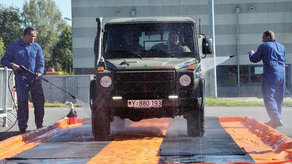 Die Reinigung der Fahrzeuge an der Dekontaminationsschleuse ist unerlässlich.  © Foto: Ammermann