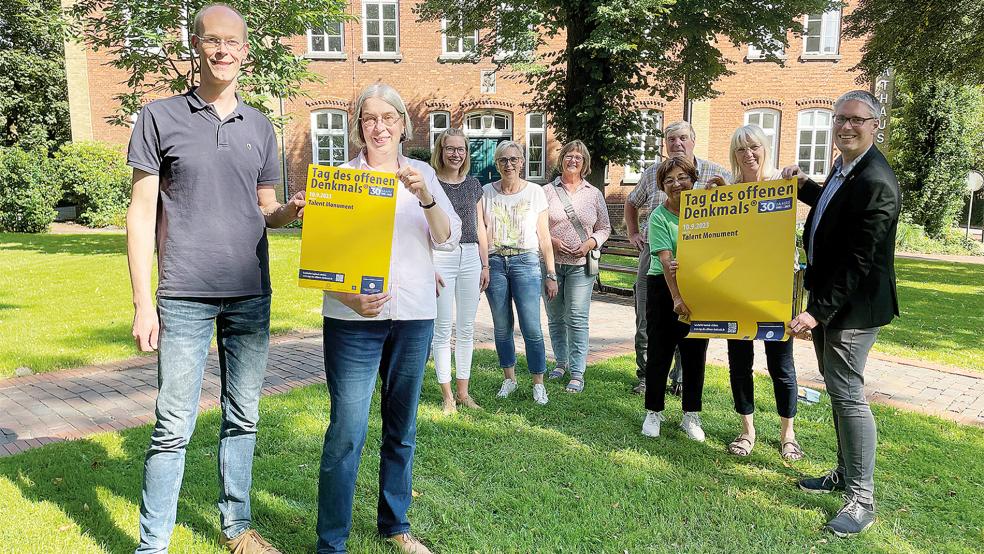 Noch sind die Plakate blank, in Kürze werden sie im Stadtgebiet auf den kommenden Veranstaltungstag hinweisen. Die Mitglieder der Arbeitsgruppe freuen sich, dass es bald los geht (von links): Hilbert Koetsier, Marie-Christina Jhering, Maren Baumann, Trinette Hoffbuhr, Petra Bußmann, Gerd Dodenhof, Gisela Wessels, Insa Hesse, Bürgermeister Heiko Abbas.  © Foto: Stadt Weener