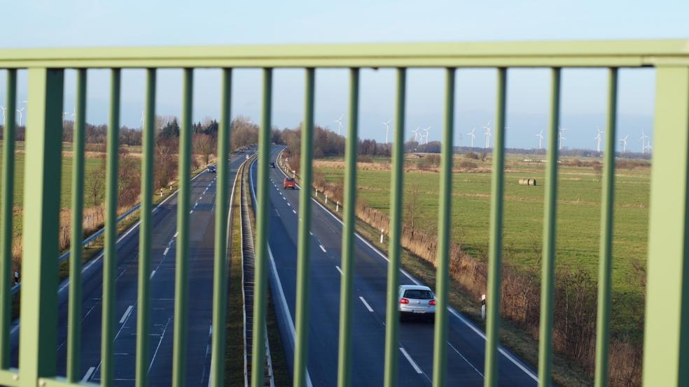 Von einer Autobahnbrücke (Beispielbild) in Uplengen warfen zwei Jugendliche im Mai 2022 einen Asphaltblock auf die Fahrbahn. © pixabay