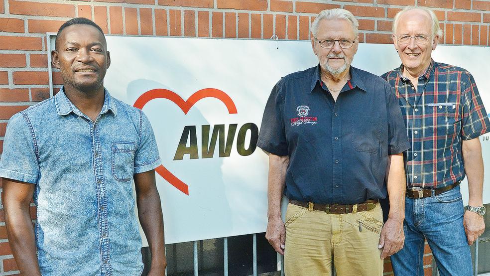 Der Kreisvorsitzende Kozi Kezie, der Sozialberater für Betreuungsrecht Hans Fricke und Geschäftsführer Remmer Hein von der Arbeiterwohlfahrt Leer informierten über das neue Beratungsangebot zur Vorsorgevollmacht sowie zur Patienten- und Betreuungsverfügung.  © Foto: Ammermann