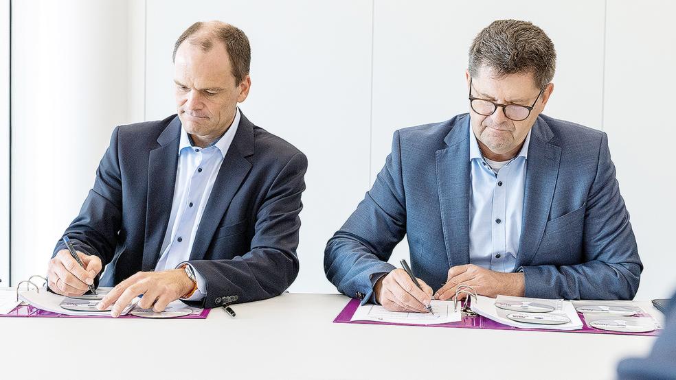 Dr. Hendrik Neumann (links) und Peter Rüth unterzeichneten für die Amprion GmbH den Vertrag.  © Foto: Amprion GmbH