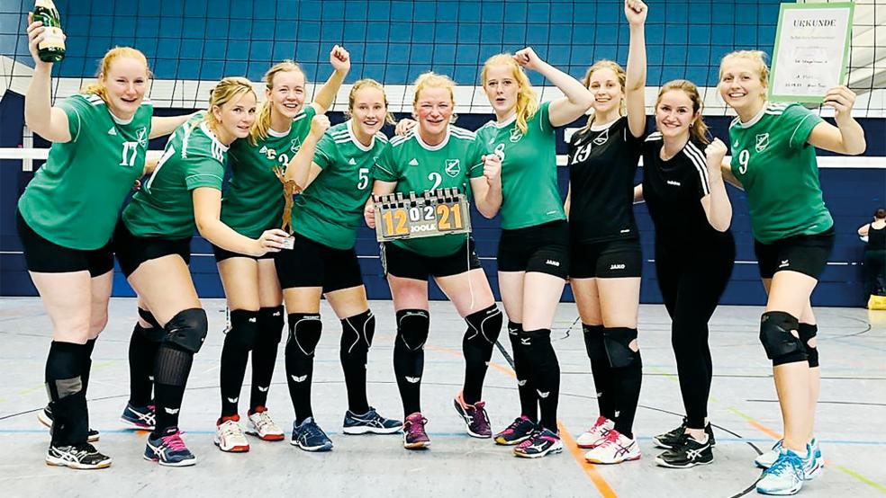 Freude über den Turniersieg und die absolvierten Schiedsrichter-Lizenzen herrschte am vergangenen Sonntag bei den Volleyballerinnen des SV Teutonia Stapelmoor.  © Foto: privat