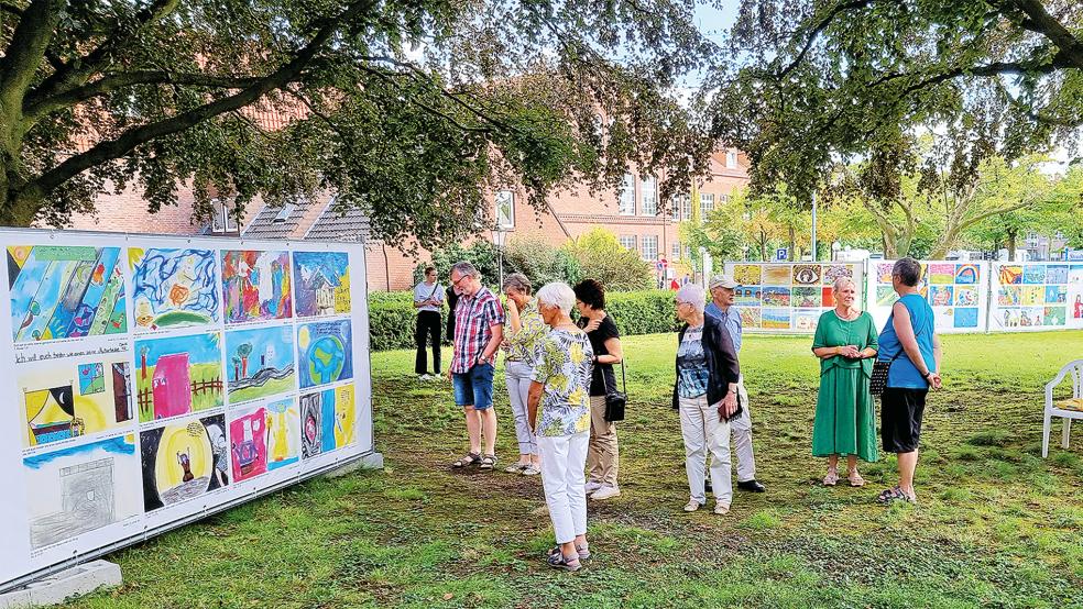 Rund um die Lutherkirche schauten sich Besucher bei der Eröffnung der Open-Air-Ausstellung die Werke des Bilder-Bibel-Projekts an, von denen hier ein Teil zu sehen ist.  © Foto: Dübbel