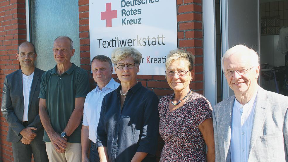 Freuen sich über die neue Textilwerkstatt: DRK-Kreisgeschäftsführer Michael de Vries (von links), Thorsten Römgens, Rudolf Klotzbücher und Monika Lindner von der Heinrich-Peters-Stiftung sowie Angelika Siemer und DRK-Kreispräsident Bernhard Bramlage.  © Busemann