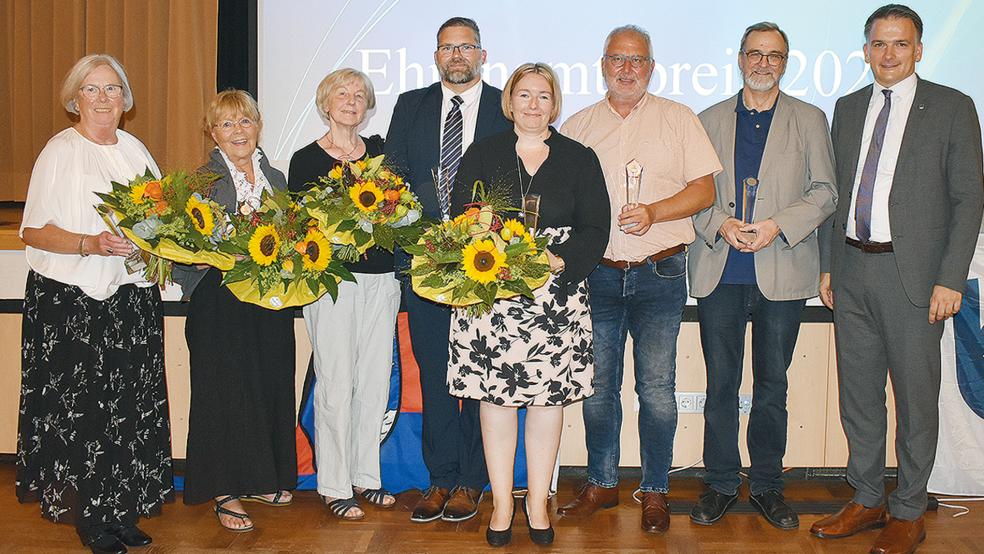 An sieben Frauen und Männer überreichte Bürgermeister Uwe Sap (rechts) den Ehrenamtspreis 2023 der Gemeinde Bunde (von links): Insa Ray, Evi Neelen, Helga van Hoorn, Kai-Uwe Meyer, Anne Kröger, Okko Veenhuis und Theus Graalmann.  © Foto: Kuper