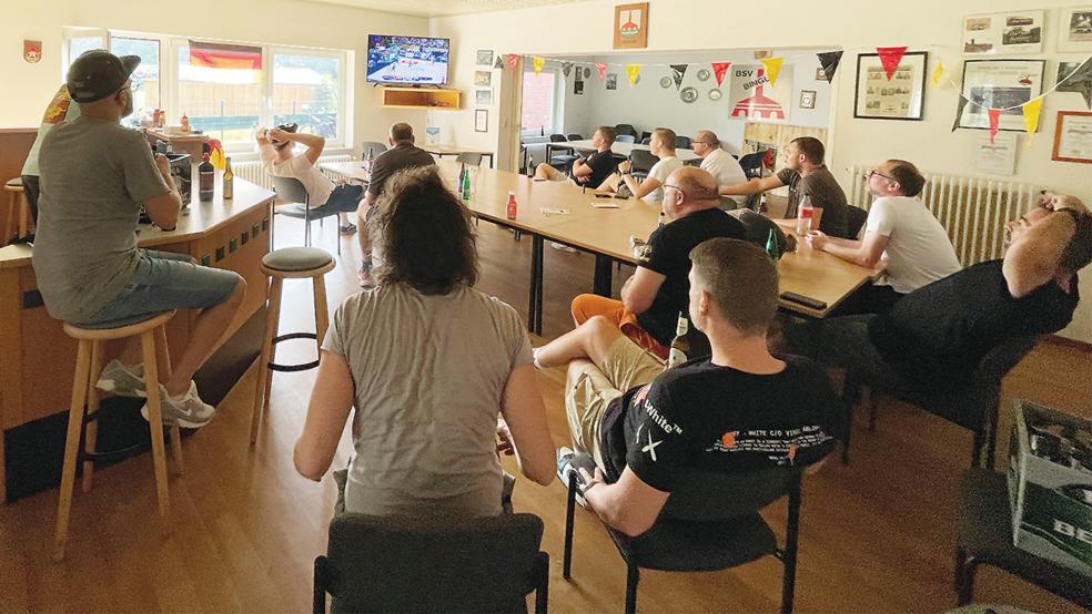 Die Basketballer des BSV Bingum fieberten im Clubheim mit. © Foto: Appel (BSV Bingum)