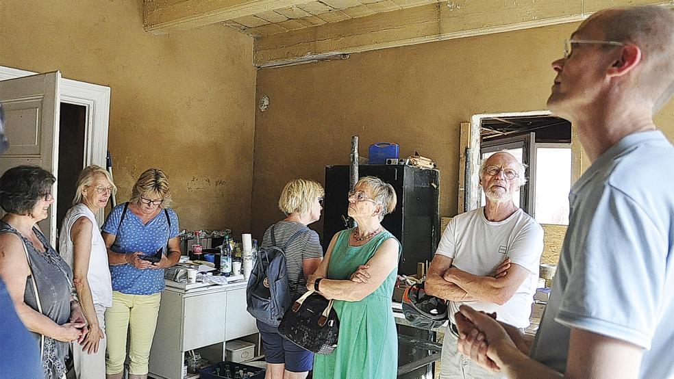 Investor Hilbert Koetsier (rechts) informierte über die Sanierung des denkmalgeschützten Gebäudes der ehemaligen Drogerie van der Laan. © Foto: Wolters