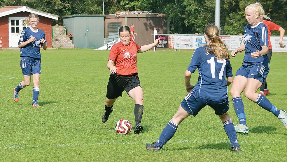 Neele Geyken (links) und die Jemgumerinnen konnten im zweiten Durchgang keinen Angriff entscheidend zu Ende spielen, so dass letztlich nur ein Punkt gegen Brinkum heraussprang.  © Foto: Born