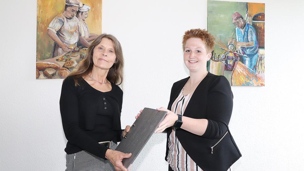 Brigitte Suhr ist nun im Ruhestand. Ihre Aufgaben hat sie an Kollegin Lena Friedrichs, rechts, übergeben.  © Foto: HWK/Stöppel