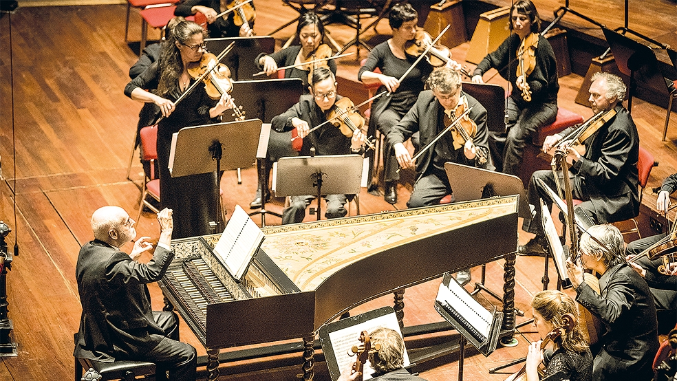 Das Baroque Orchestra mit seinem Leiter Ton Koopmann, welches auch bald in Leer auftreten wird.  © Foto: privat