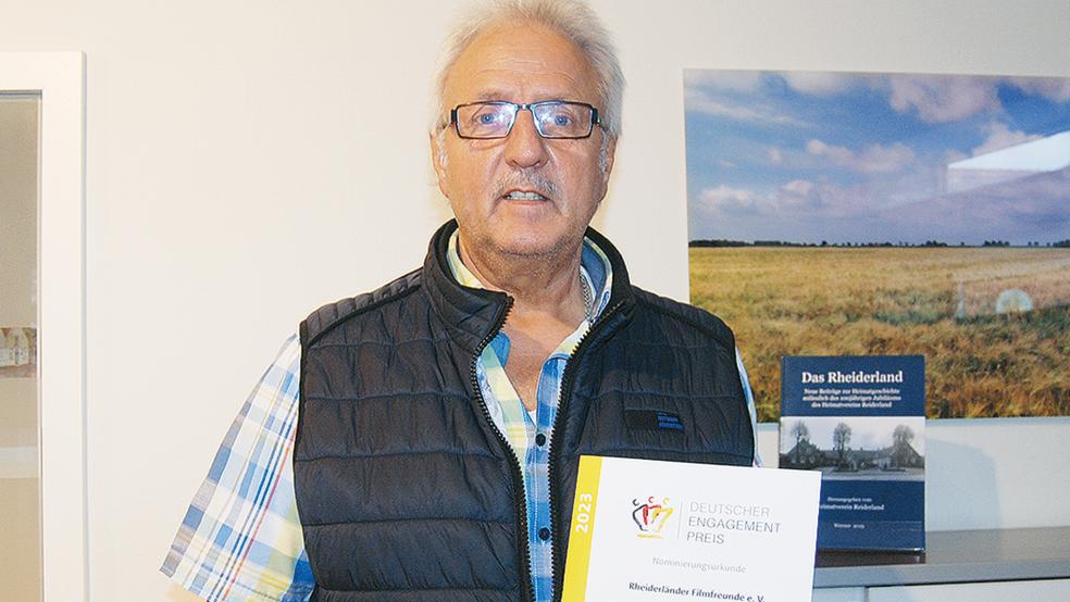 Friederich Sap mit der Nominierungsurkunde.  © Foto: Hoegen