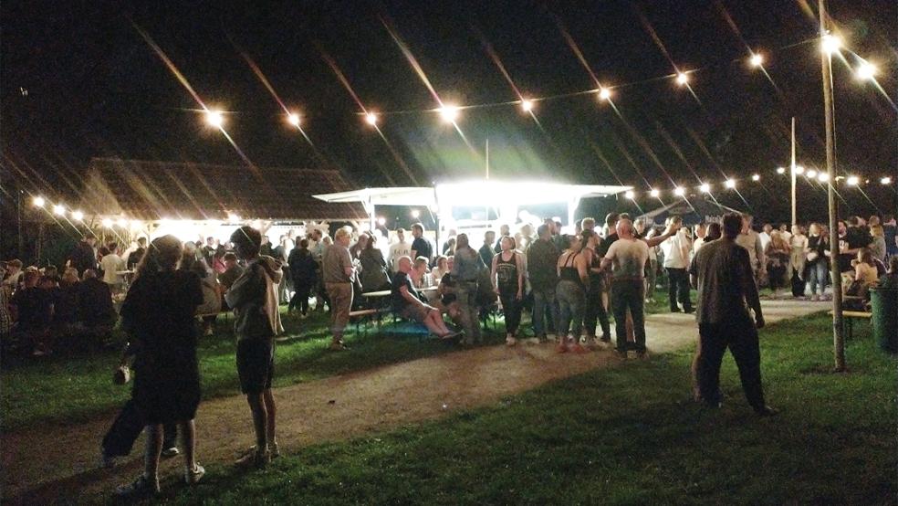 Bis spät in die Nacht herrschte bei sommerlichen Temperaturen beste Laune auf der Festwiese im Stapelmoorer Park.  © privat