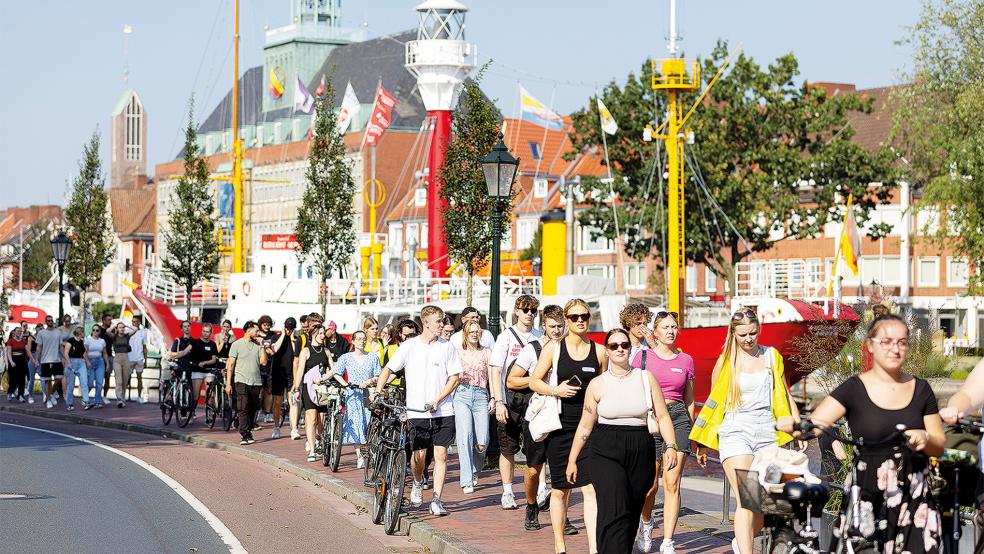 Zahlreiche Studierende machten sich am Montagnachmittag vom Campus in Emden auf den Weg zu ihrer offiziellen Begrüßung am Emder Hafentor.  © Foto: Hochschule Emden/Leer