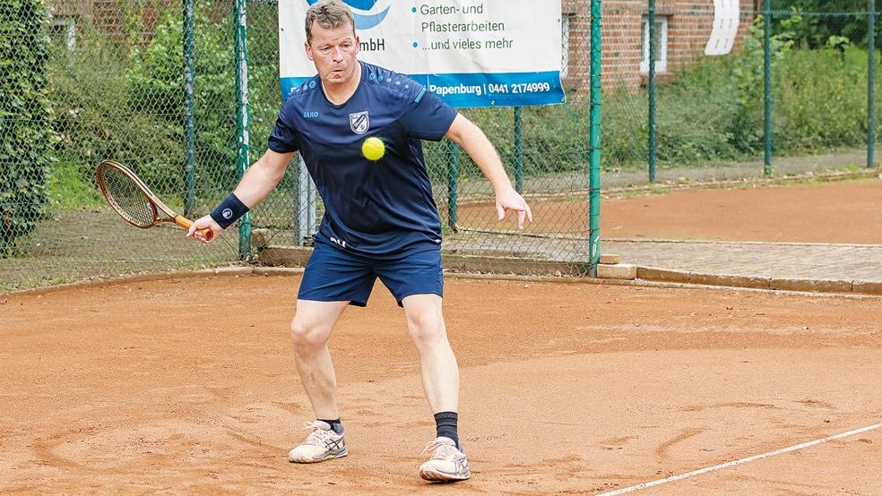 Ralf Hickmann entschied das Herren-Turnier um die Vereinsmeisterschaft des TuS Weener souverän für sich.  © Foto: Jungeblut