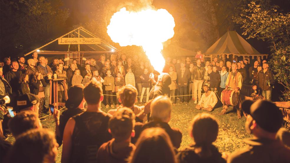 Bei einer Feuershow im Stadtgarten wird es wieder heiß her gehen. Auch eine mittelalterliche Hochzeit und eine Gerichtsverhandlung werden dort in Szene gesetzt.  © Foto: Penning (Archiv)