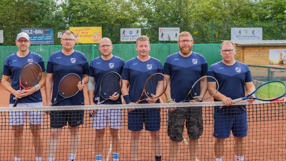 Die Tennis-Abteilung des TuS Weener, zu der auch die Herren 40 gehören, stellen die 1. OVB Open auf die Beine. © Jungeblut