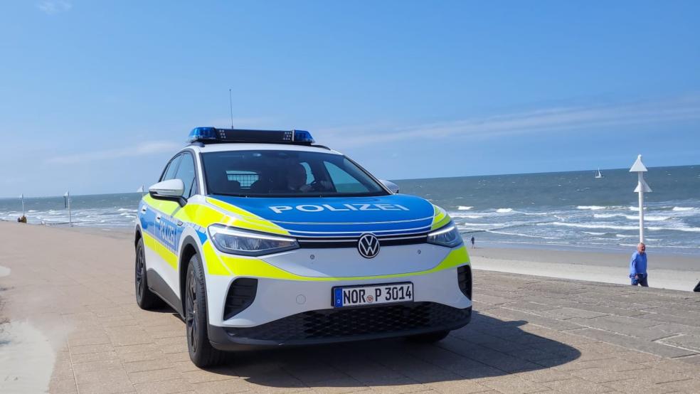 Vor der Insel Norderney, unser Archivbild zeigt einen Polizeiwagen am Strand der Insel, ist gestern eine 81-Jährige tödlich verunglückt. © Polizei