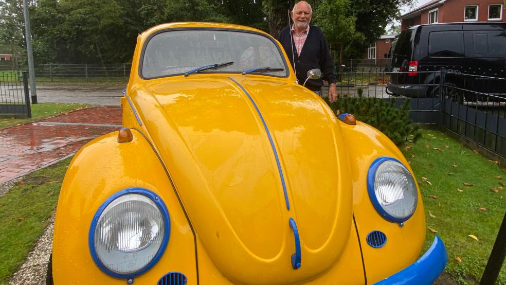 Fast fertig: Der Tüftler Dirk Schoormann mit seinem blau-gelben Käfer, den es in dieser Art nicht ein zweites Mal auf der Welt gibt.  © Foto: Hanken