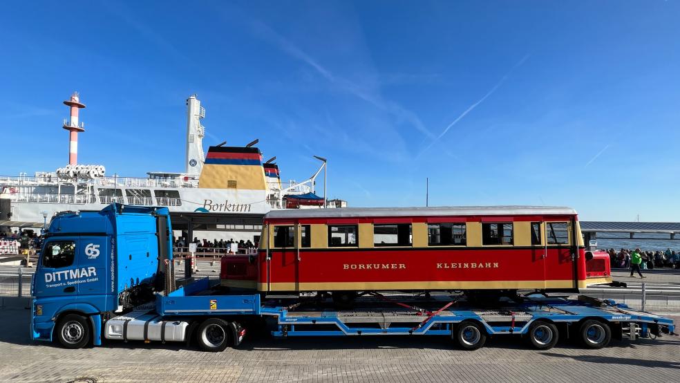 Die Borkumer Kleinbahn "huckepack" auf einem Sattelzug. © Andreas Behr 