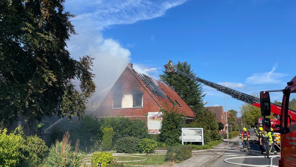 Mehrere Stunden waren Feuerwehrleute heute mit der Bekämpfung eines Dachstuhlbrandes in Papenburg gefordert. © Feuerwehr